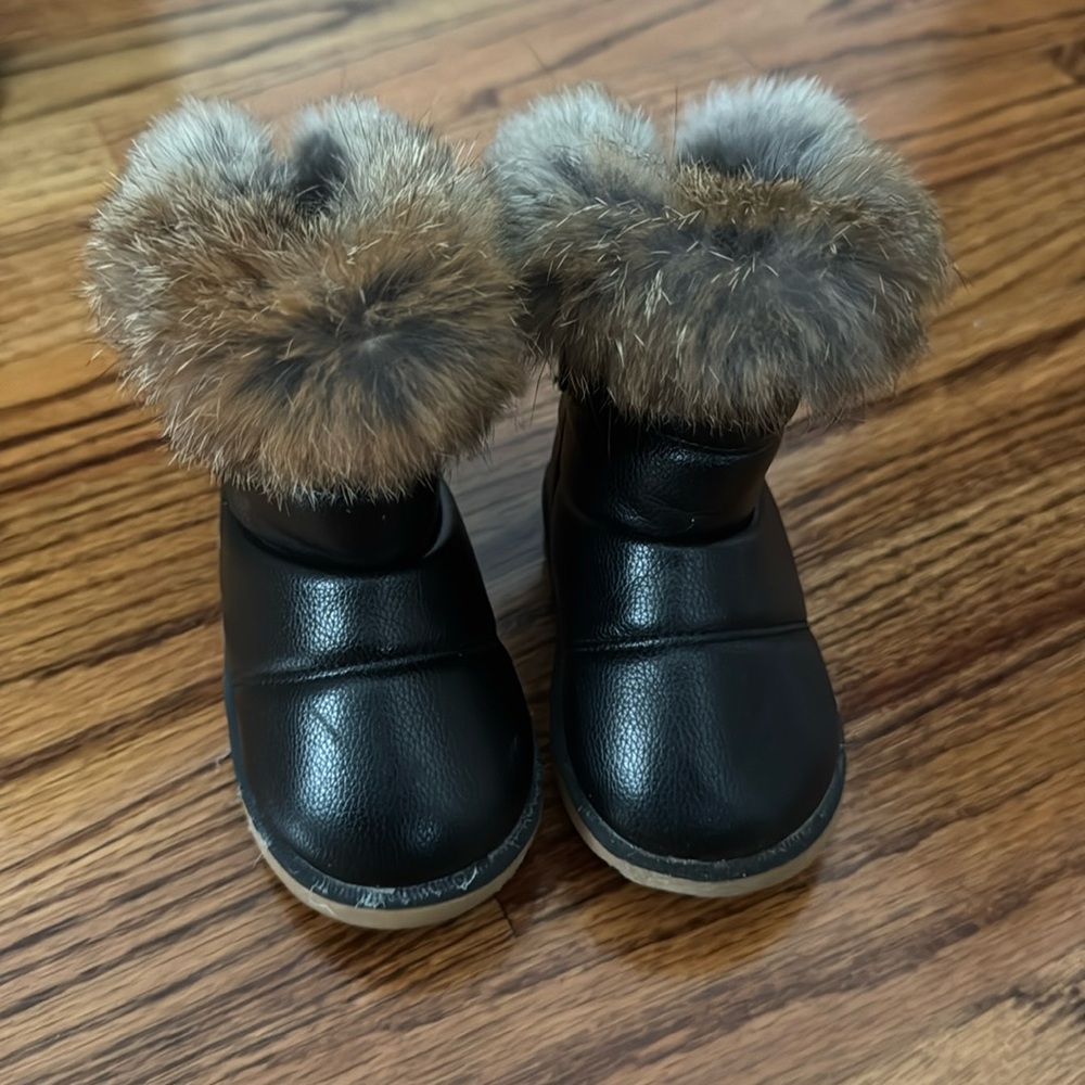 Toddler black foots with fur top size 21 (us 5.5 toddlerr)